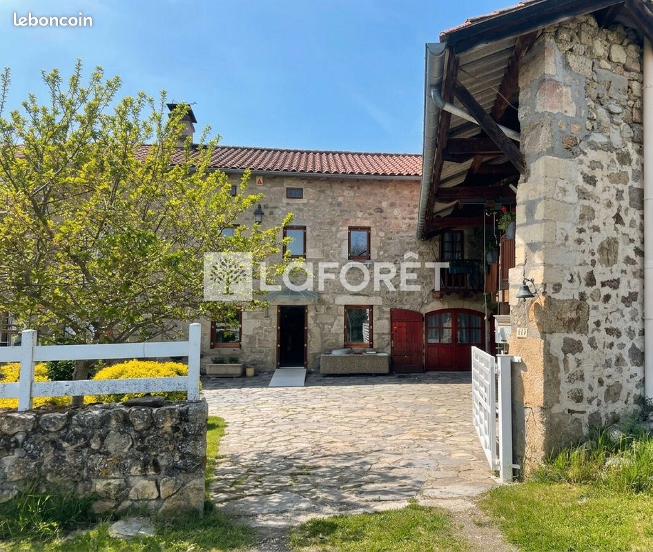 Maison 9 pièces 264 m² · à Usson-en-Forez · 264 m² · 357 000 €
