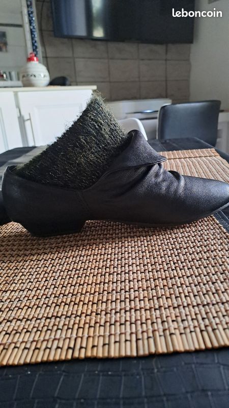 Va en paire de chaussures noires cuir taille 37 (image 2)