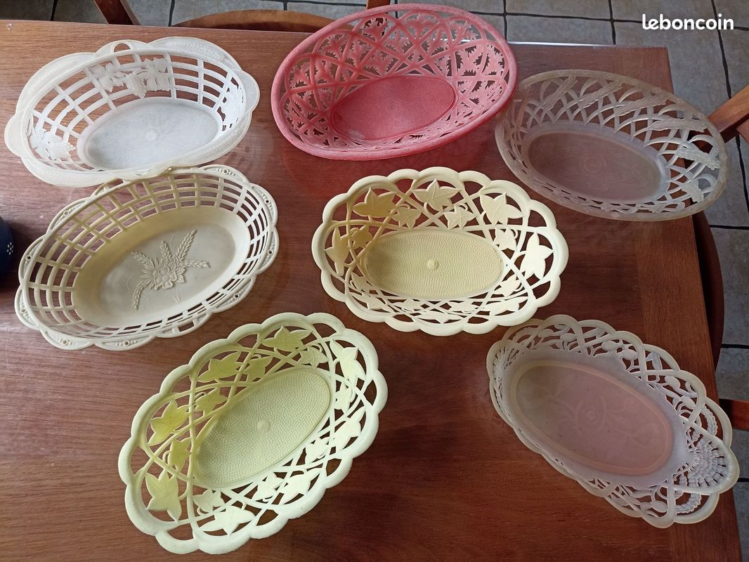 Corbeilles plastique vintage x 7 (image 1)