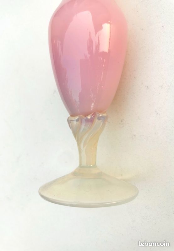 Vase en Opaline rose sur pied en verre soufflé d' Italie (image 9)