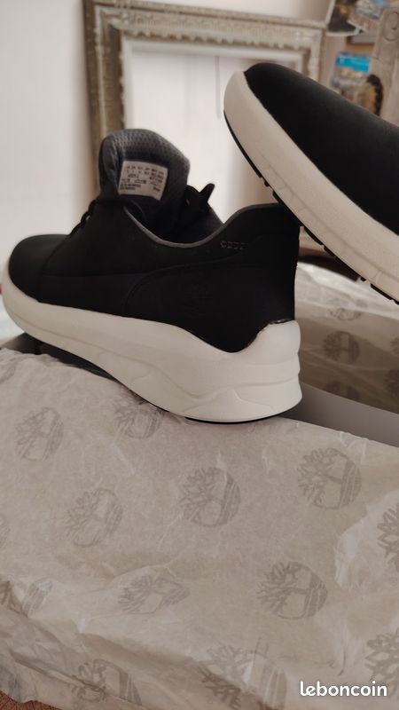 NEUVE BASKETS TIMBERLAND NUBUCK noir 41 (image 5)