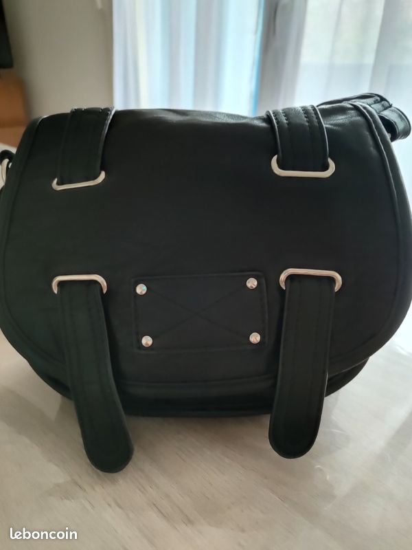 6 euros 2 sacs à main en bandoulière couleur noir (image 4)