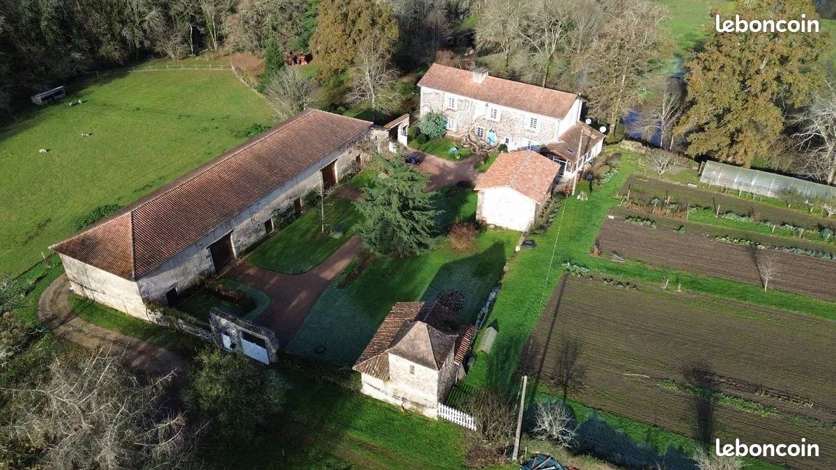 Maison 9 pièces 520 m² · à Busserolles · 520 m² · 728 000 €