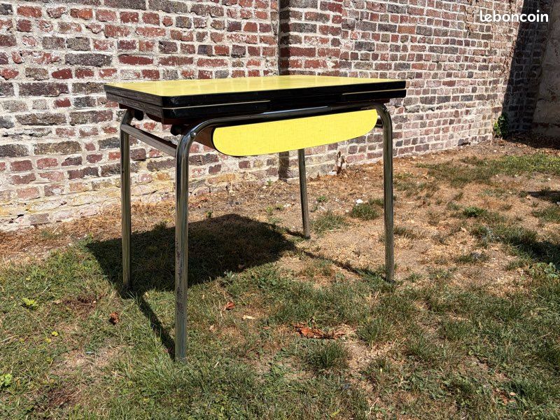 Table en Formica jaune (image 1)