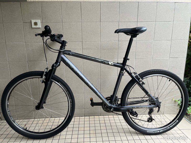 VTT de la marque Rockrider cadre aluminium roues 26 pouces taille M-L (image 1)
