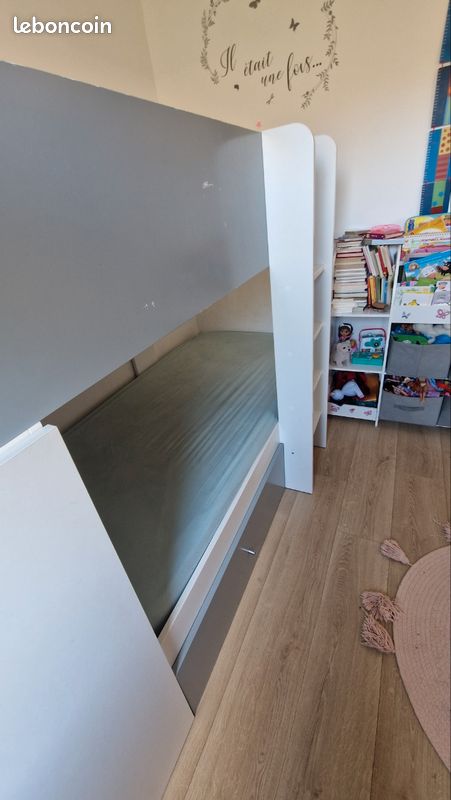 Lit superposés avec un placard et deux tiroirs vendus avec les deux matelas (image 4)