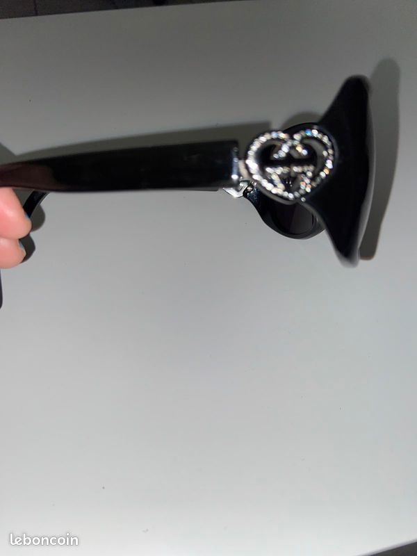 Lunettes de soleil femme, marque Gucci originales bon état (image 2)