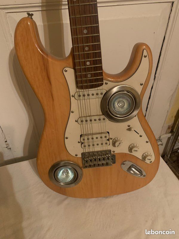 Véritable guitare électrique transformée en luminaire (image 2)