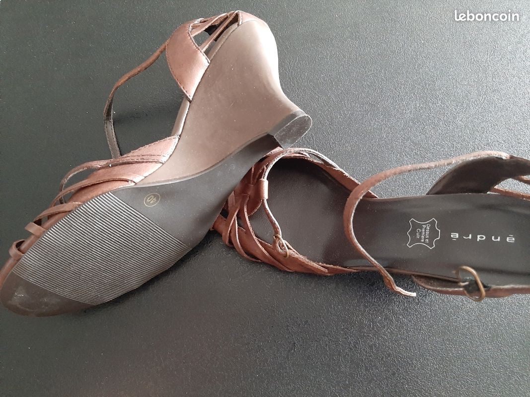 Sandales En Cuir André Pointure 37 - Marron - Talons Plats - Excellent état