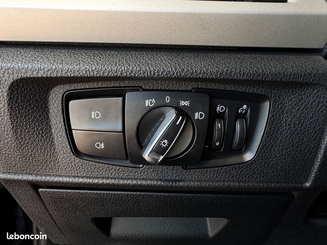 BMW SERIE 1 120I DKG 177 CH PHASE II - URBAN CHIC - VOLANT SPORT - JA 18 - FEUX TEINTÉS - ECHAPPEMENT SPORt (image 26)