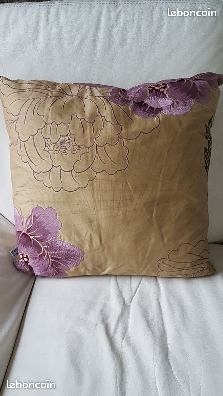 Coussin satin brodé (image 2)