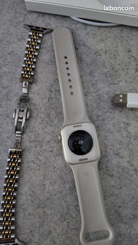 Apple Watch SE GPS Boîtier en Aluminium Lumière Stellaire de 40 mm