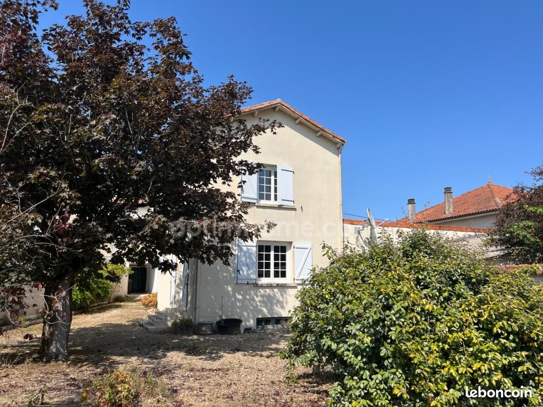 Maison 8 pièces 148 m² · à Mansle-les-Fontaines · 148 m² · 189 000 €