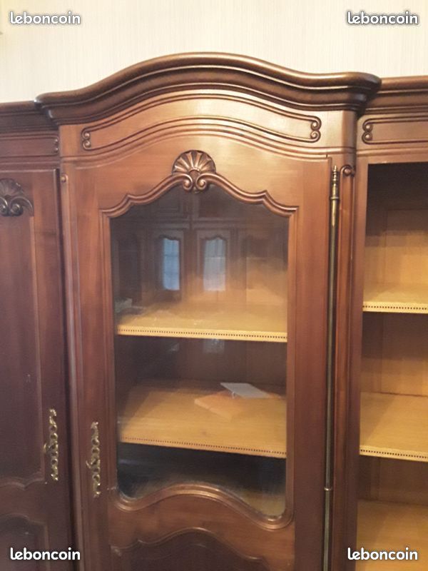 Armoire bibliothèque 3 portes : deux portes pleines et la partie centrale vitrée en haut. En merisier massif Style Louis XV (image 1)