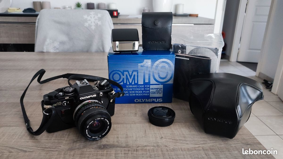Appareil Photo Reflex Argentique Olympus OM-10 Avec Objectif Et Flash