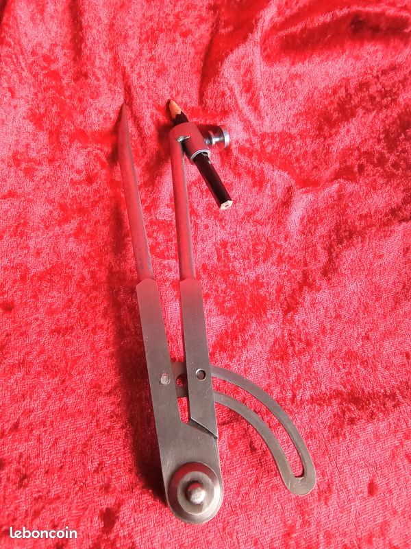 Compas à Dessin Ancien En Fer Rouillé Outil De Menuisier Photo stock