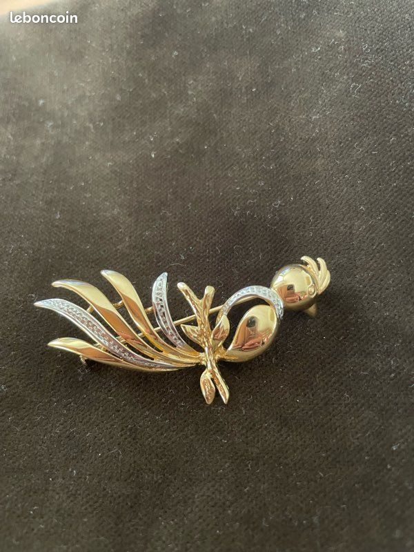 Enchères Lot 128 - Broche plaque en or gris 750 millièmes et platine Enchères Lot 128 - Broche plaque en or gris 750 millièmes et platine