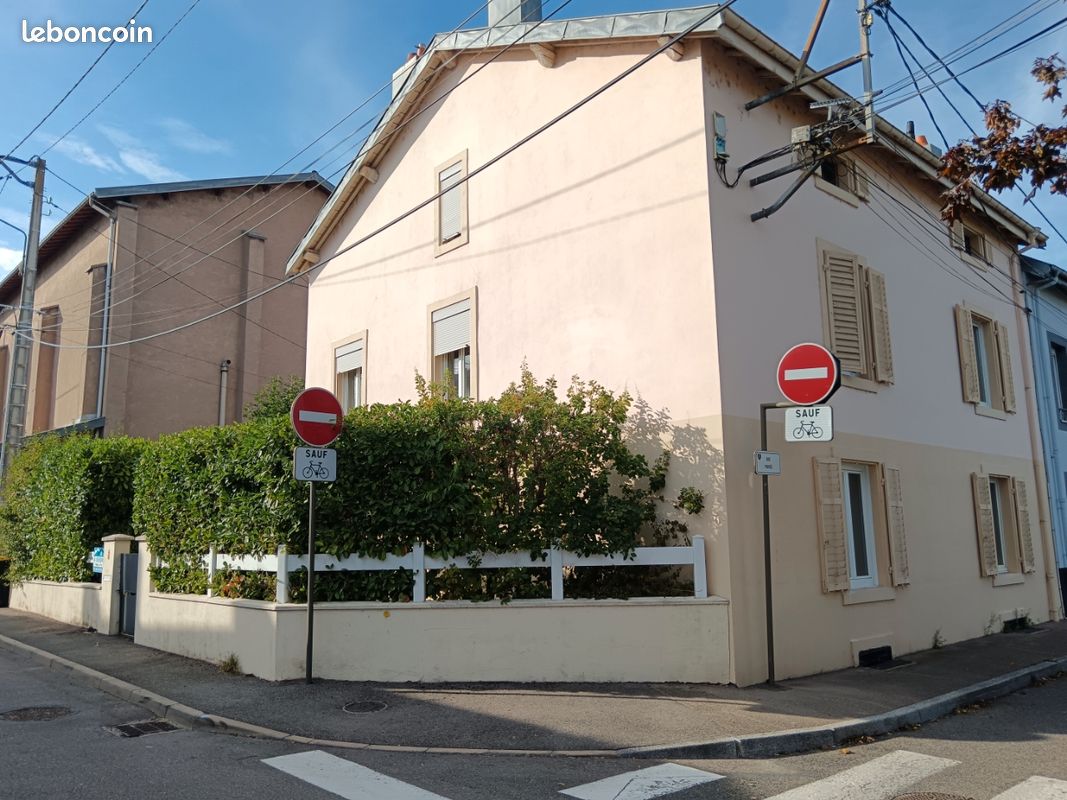 Maison 8 pièces 217 m² · à L'Isle-d'Espagnac · 217 m² · 230 000 €