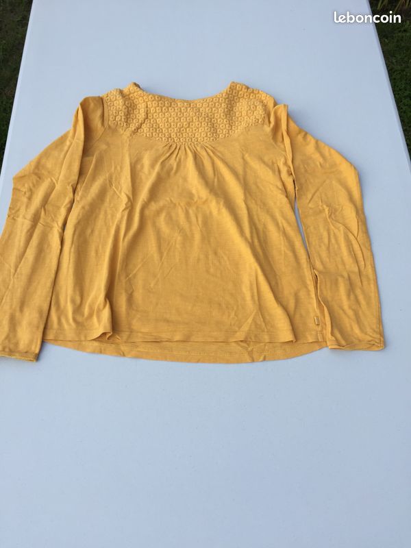 T shirt (image 1)