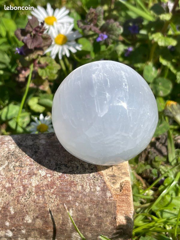 Sphère , Boule en Sélénite - gypse fibreux du Maroc • minéraux • (image 2)
