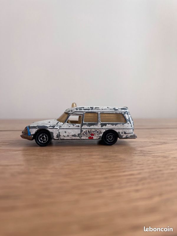 Ambulance ds 21 majorette 206 petite voiture figurine (image 4)
