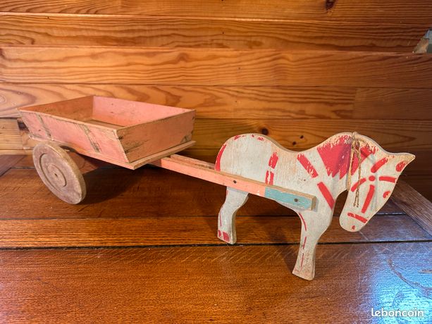Jouet vintage en bois à tirer, cheval sur roues, design