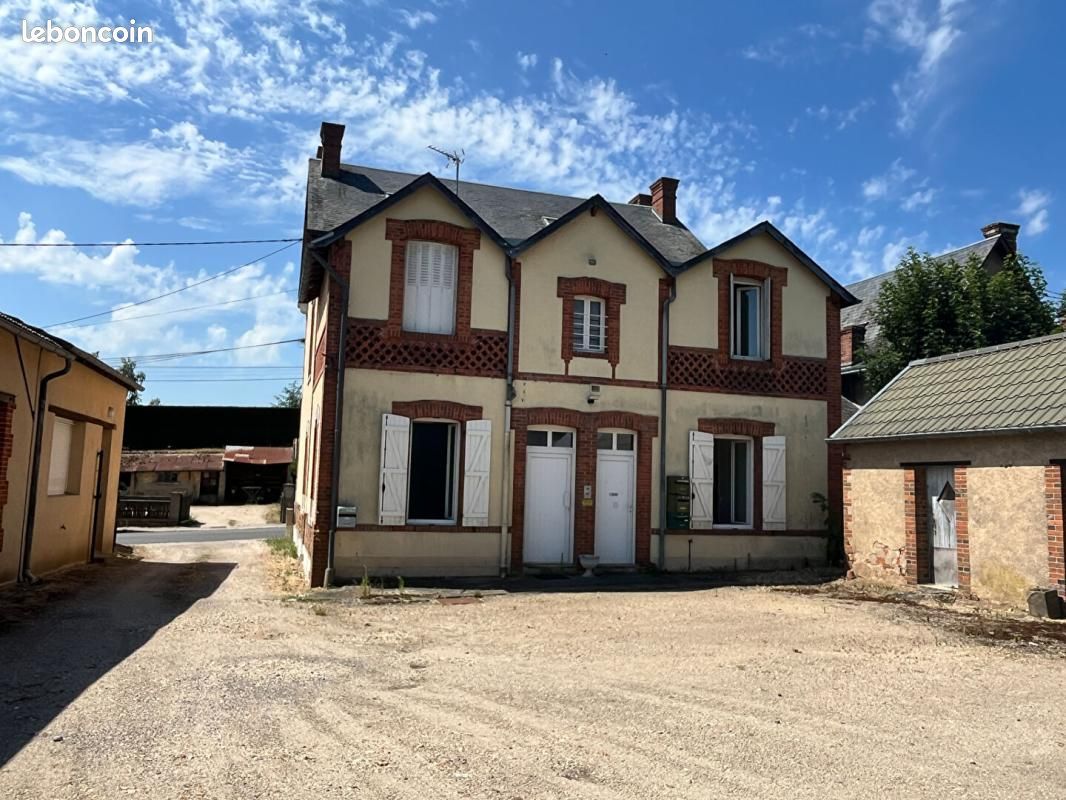 Immeuble 14 pièces 288 m² · à Les Bordes · 288 m² · 285 000 €