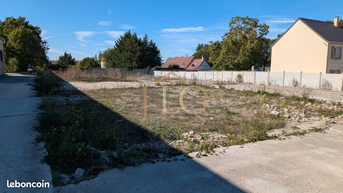 Terrain 1627 m² · à Cherisy · 185 000 €