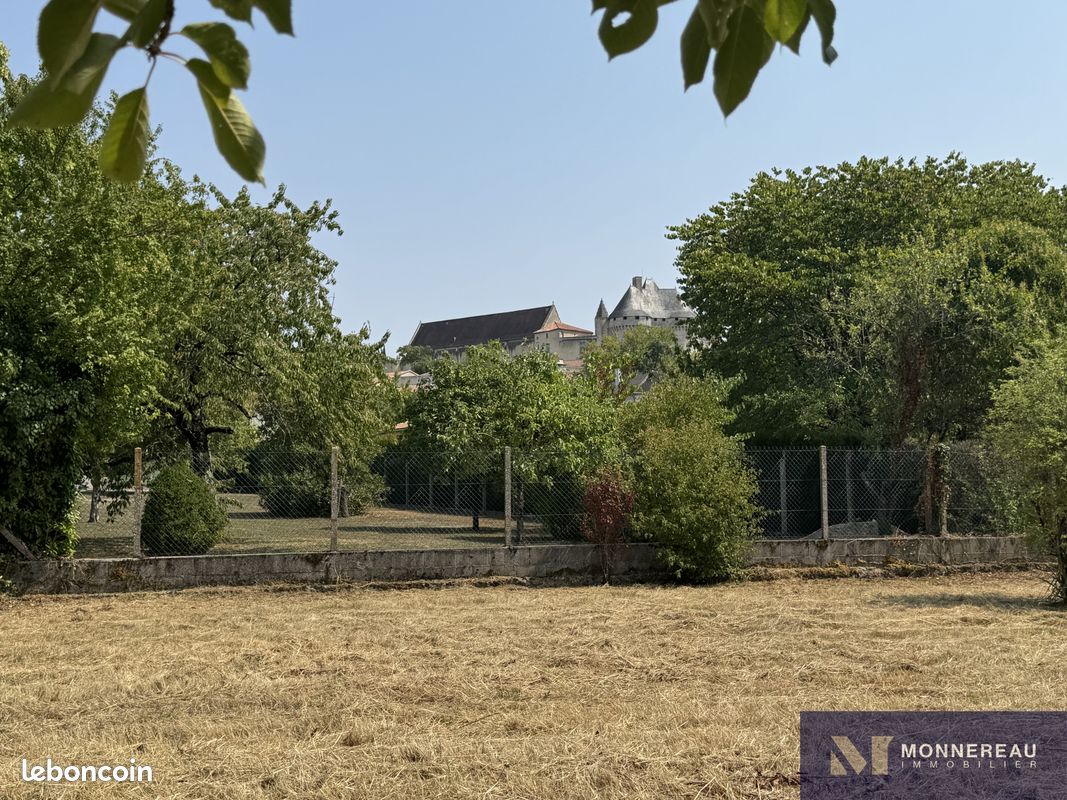 Terrain 4015 m² · à Barbezieux-Saint-Hilaire · 4 015 m² · 36 480 €
