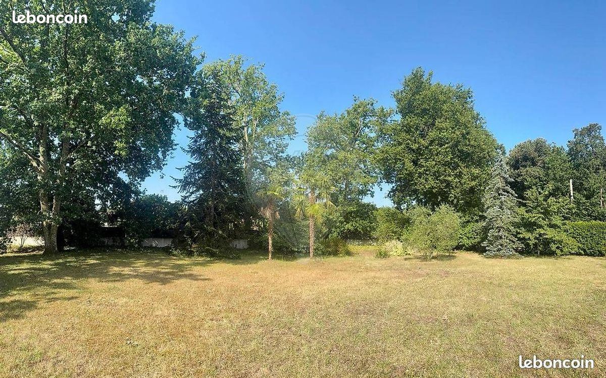 Terrain 700 m² Breuillet · 153 000 €