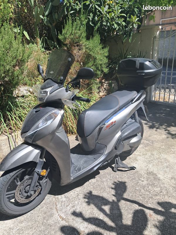 Vend scooter honda SH 300i (image 2)