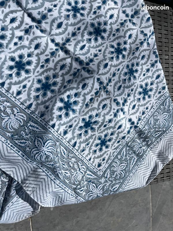 Foulard carré coton indien block print, grand bandana indien, fond blanc et motifs bleu et gris (image 6)