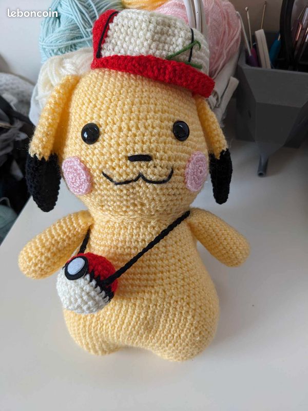 Pikachu dans une casquette, doudou peluche fait main au crochet neuf (image 2)