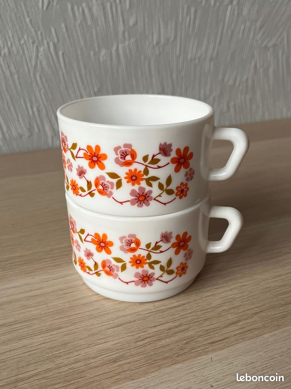 2 Tasses à Chocolat Arcopal France - Motif Scania Vintage Fleurs Oranges - Occasion Très Bon état
