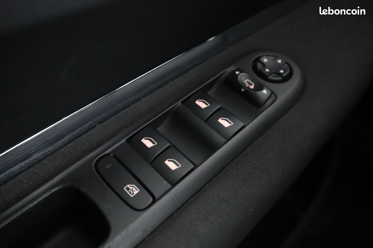 Peugeot 3008 1.6 Blue-HDi Style 120 ch (image 25)
