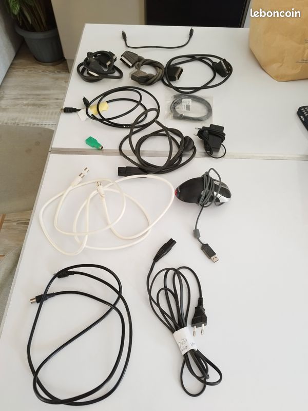 Lot de câbles et accessoires informatiques (image 1)