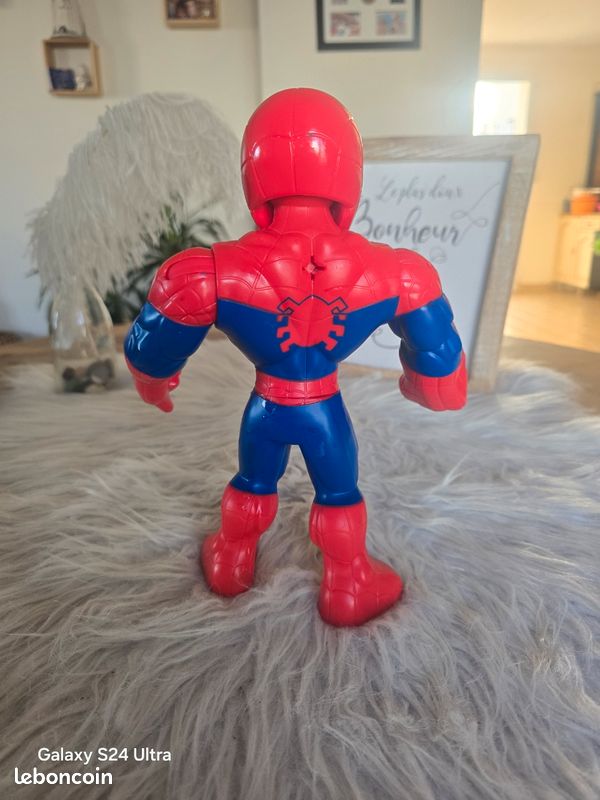 Spider man figurine (image 2)