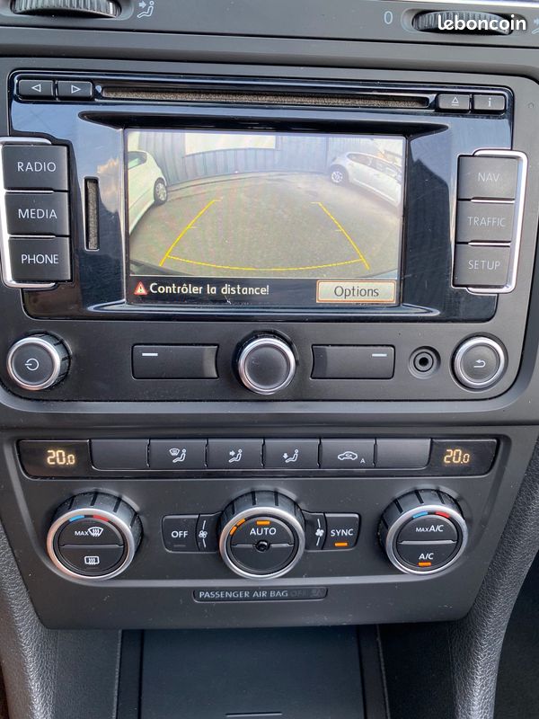 VOLKSWAGEN GOLF VI CABRIOLET PACK CONFORT 2.0 TDI 140 DSG6 / GPS / Park assists / Dynaudio / Caméra de recul / Bluetooth / Feux automatiques (image 8)