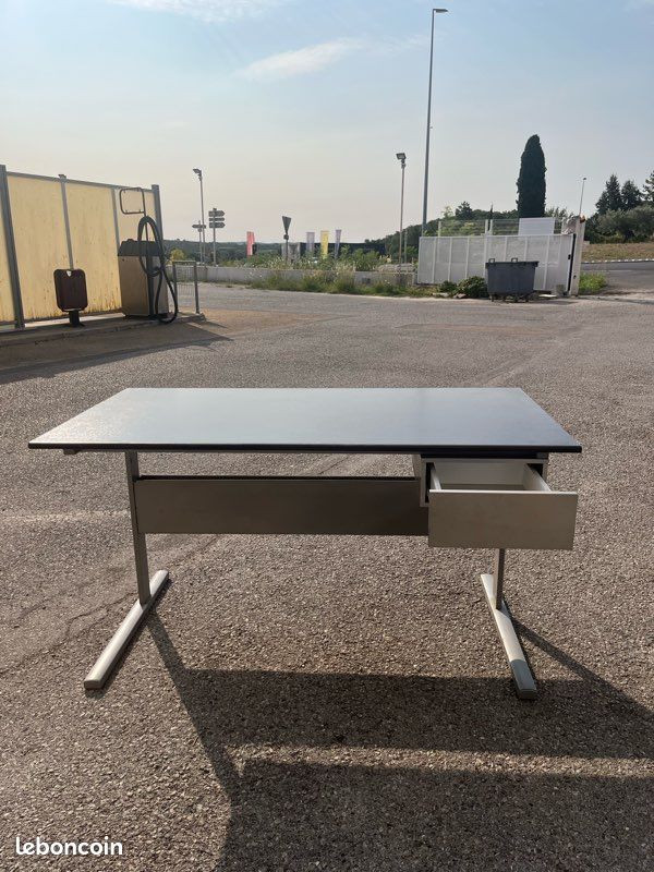 Bureau en bois et métal (image 1)
