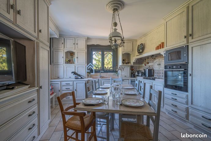 Maison 12 pièces 380 m²