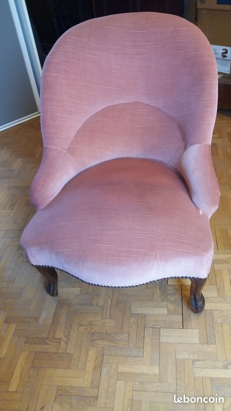 Fauteuil crapaud à bosse, en bois avec clous tapissiers, classique, rose (image 1)