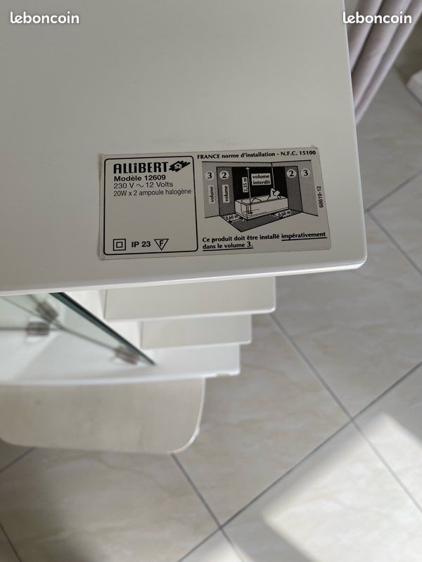 Armoire de Toilette / Meuble de Rangement Haut Salle de Bain Mural Suspendu avec 3 Portes Miroir + Éclairage - Très Bon État (image 5)
