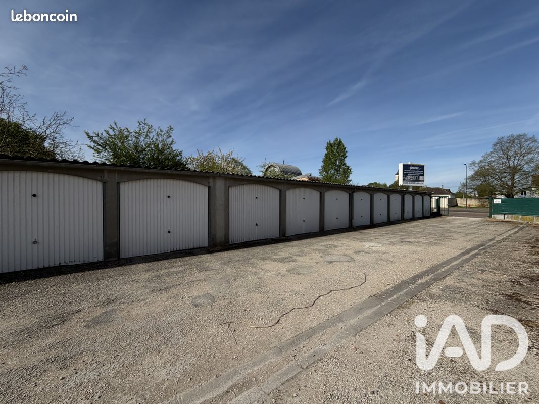 Parking 1425 m² · à Sens · 1 425 m² · 390 000 €