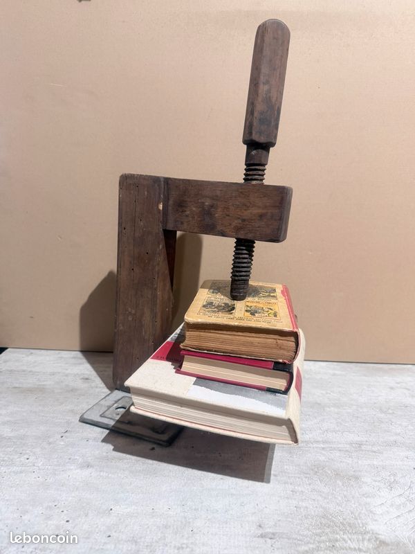 Bibliotheque, Présentoir à livres décoratif en ancien serre-joint en bois détourné (image 3)