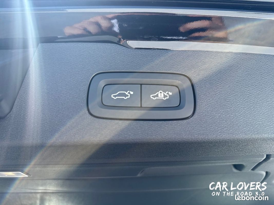 VOLVO V60 Micro hybride essence B4 197 ch DCT7 Ultra Style Dark (image 22)