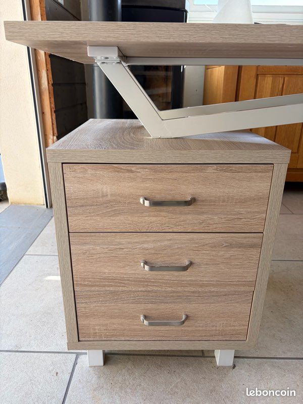 Bureau (image 2)