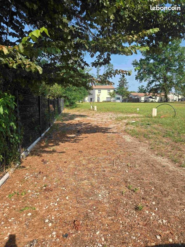 Terrain à bâtir de 560 m² à ROAILLAN (33) · 65 000 €