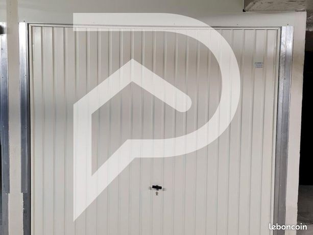 Parking/box 1 pièce 14 m²