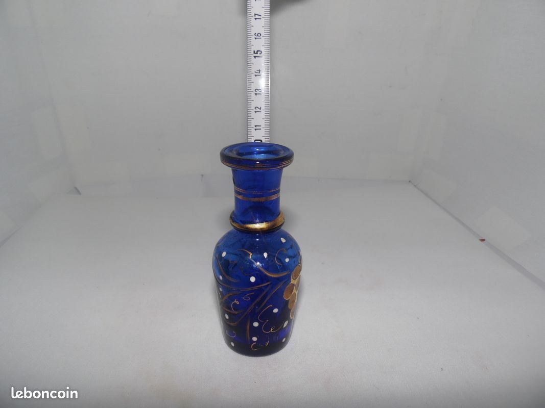 Flacon de parfum ancien en verre soufflé épais (image 4)