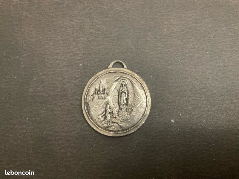 Médaille Notre-Dame de Lourdes vintage : apparition mariale en métal argenté - France